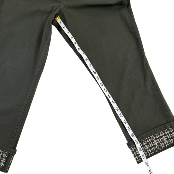 NYDJ Women’s Dayla Embroidered Wide Cuff Capri Jean Lift Tuck Size 10 - Picture 7 of 16